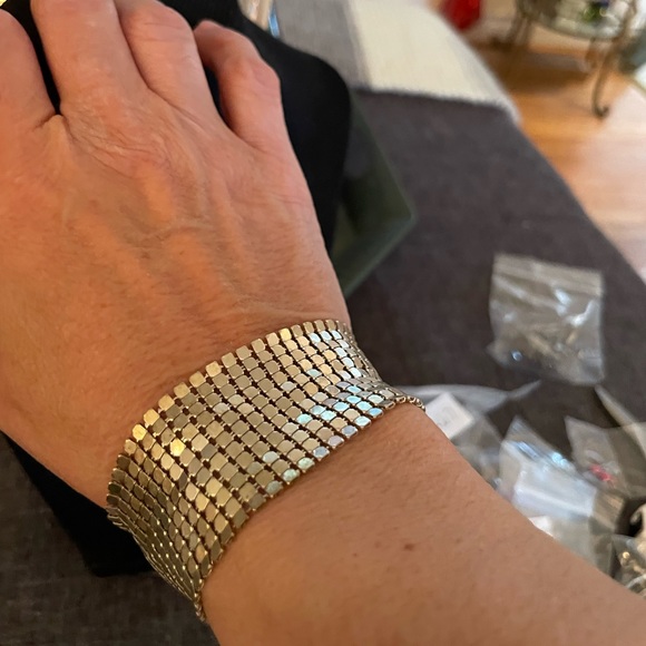Silver tone vintage mesh soft and well made bracelet - Picture 2 of 7